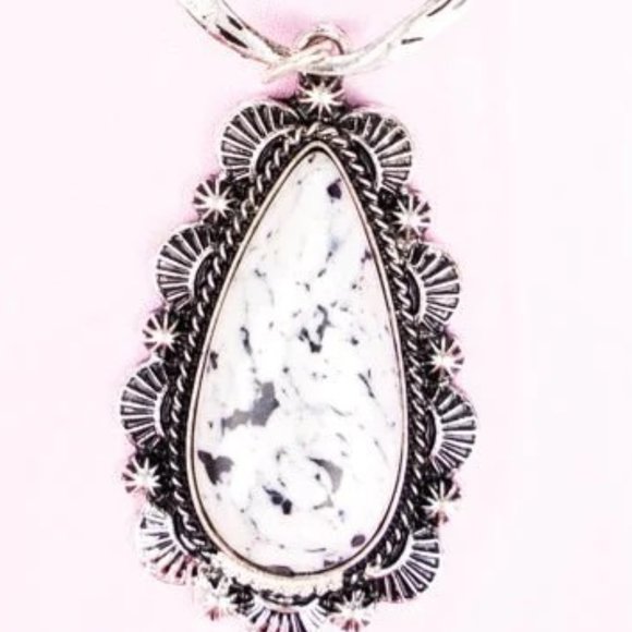 ❤️NWT BOUTIQUE WHITE BANDRIDGE LAYERED SILVERTONE NECKLACE - Picture 2 of 3